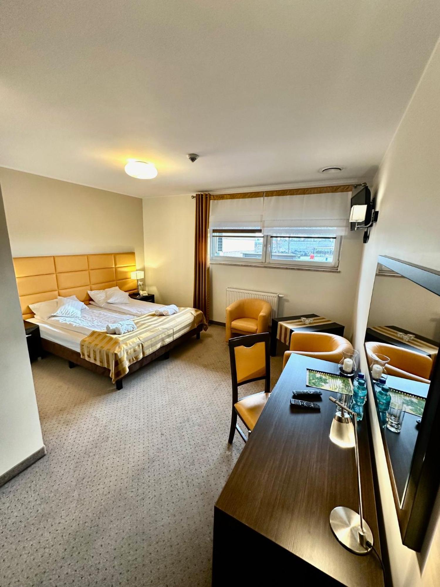 Hotel Pod Debami Ostrów Wielkopolski Eksteriør bilde