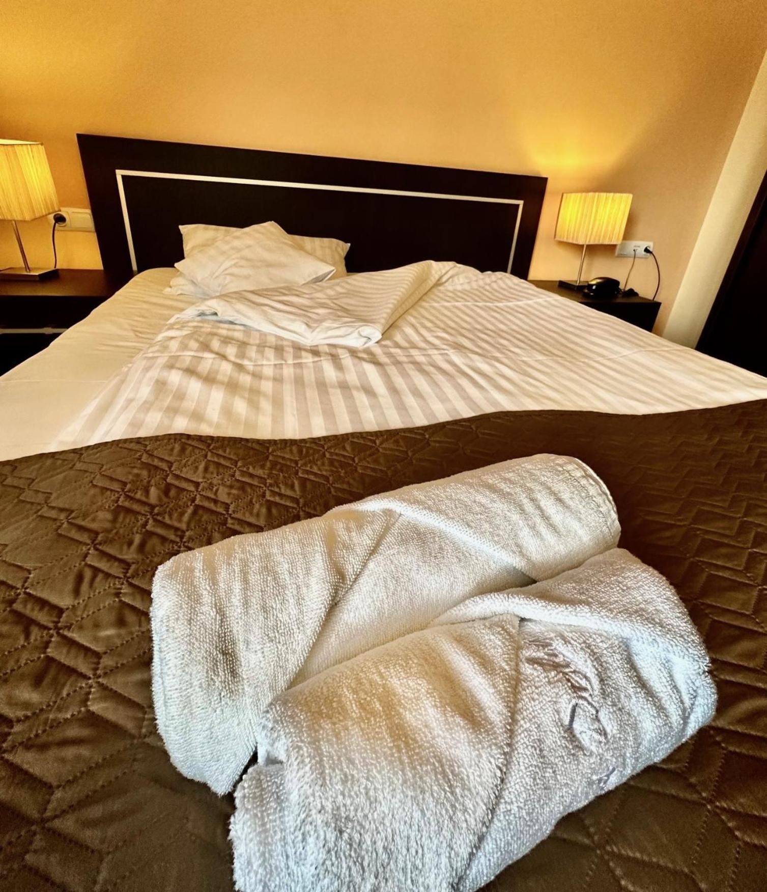 Hotel Pod Debami Ostrów Wielkopolski Eksteriør bilde