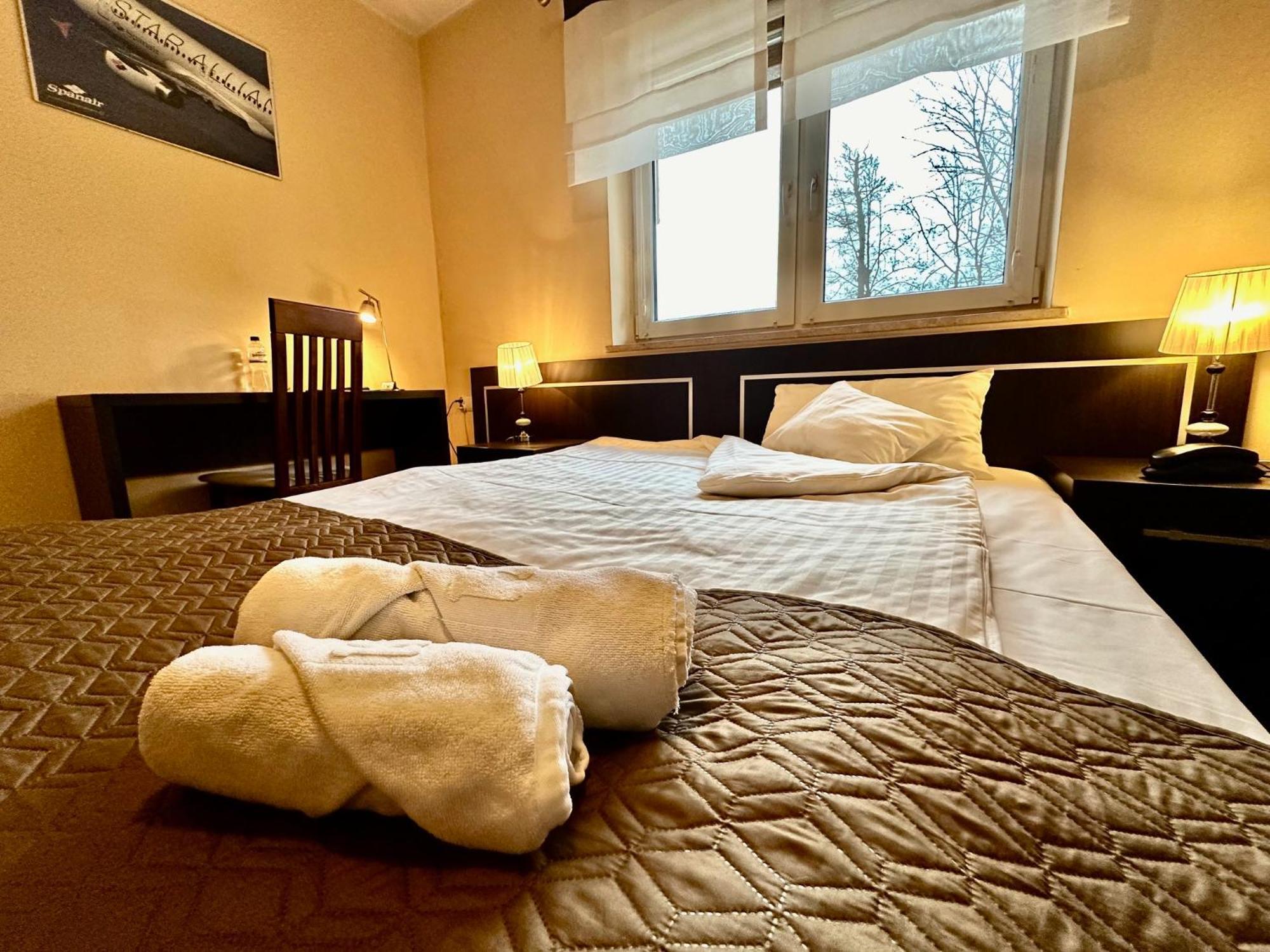 Hotel Pod Debami Ostrów Wielkopolski Eksteriør bilde