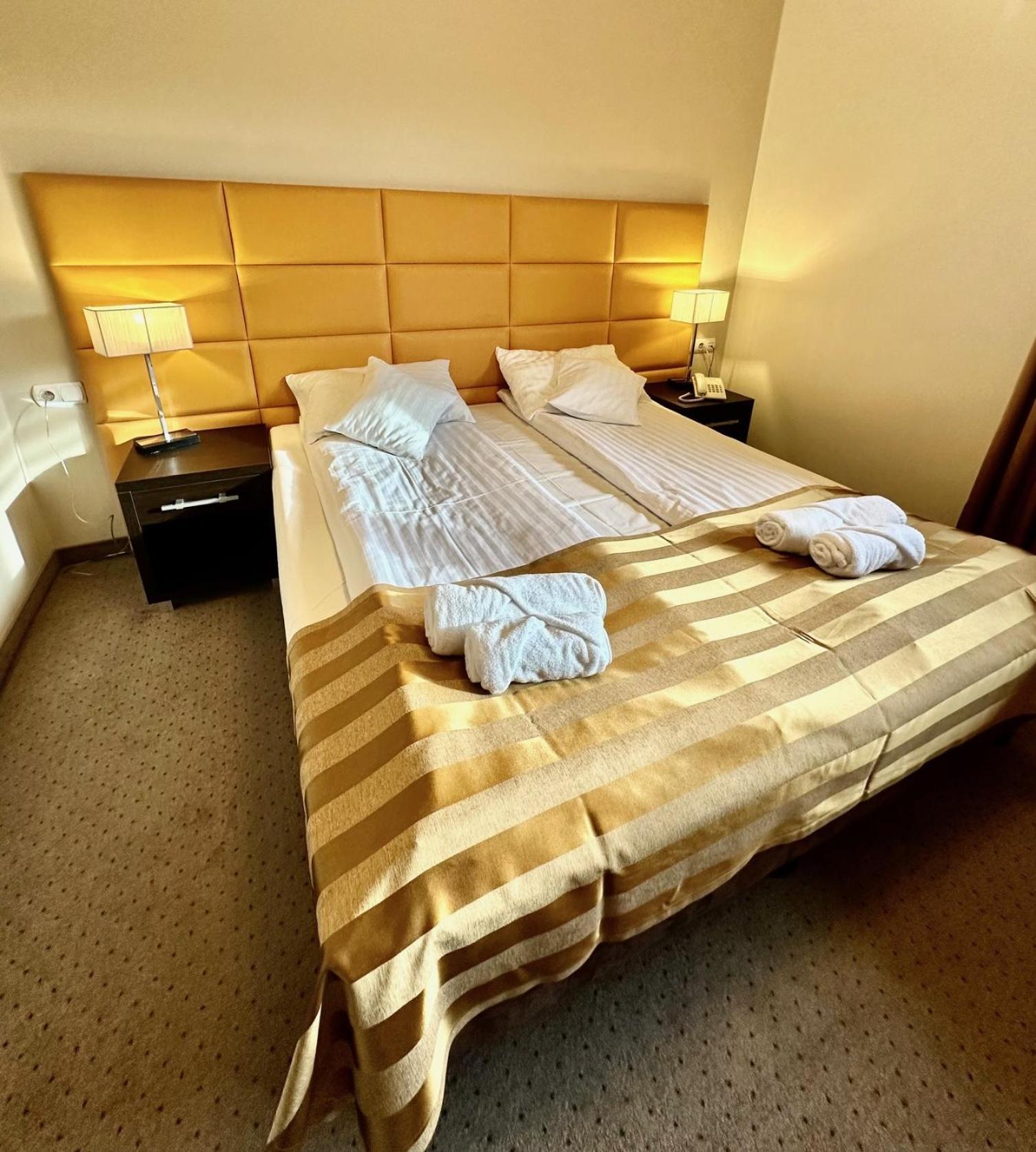 Hotel Pod Debami Ostrów Wielkopolski Eksteriør bilde