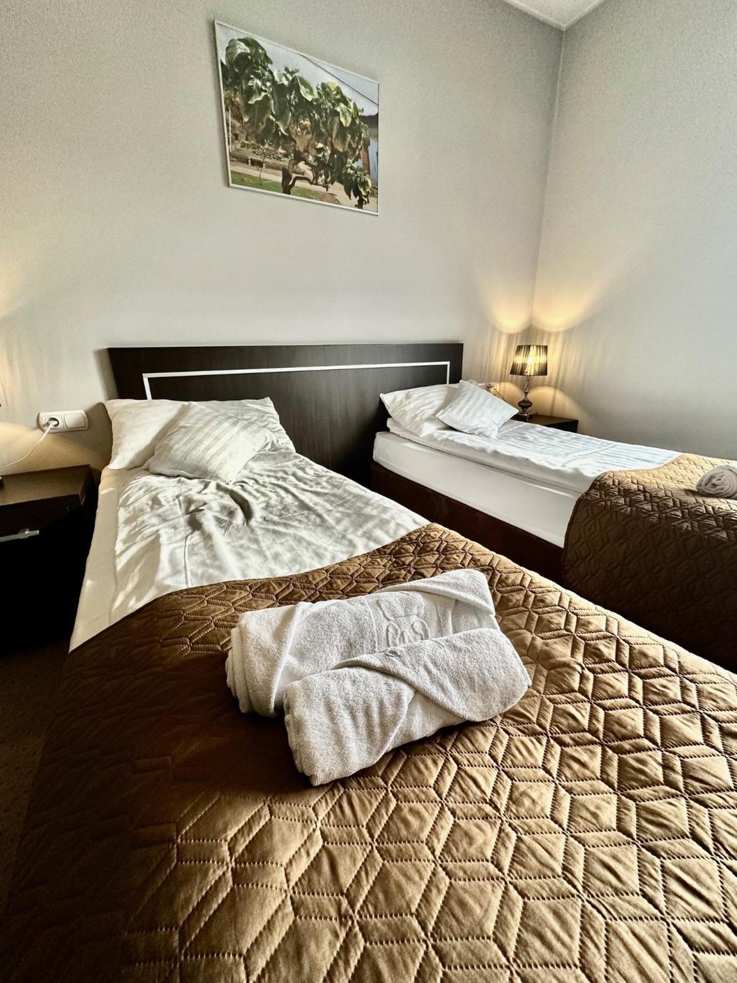 Hotel Pod Debami Ostrów Wielkopolski Eksteriør bilde